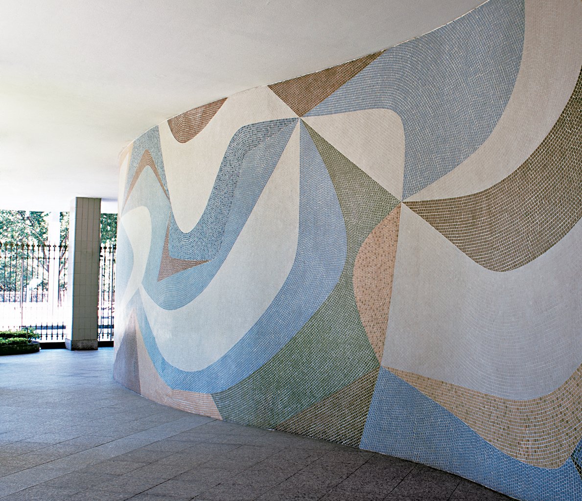 Mural nos pilotis do Ed. Guarabira