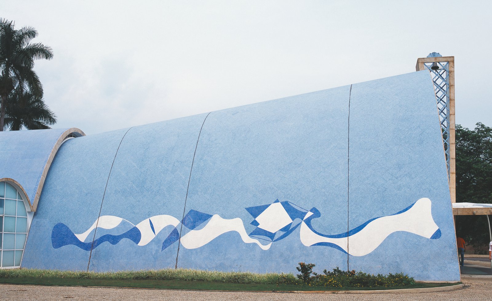 Mural em mosaico azul de Paulo Werneck na abóbada da Igreja da Pampulha, de Oscar Niemeyer