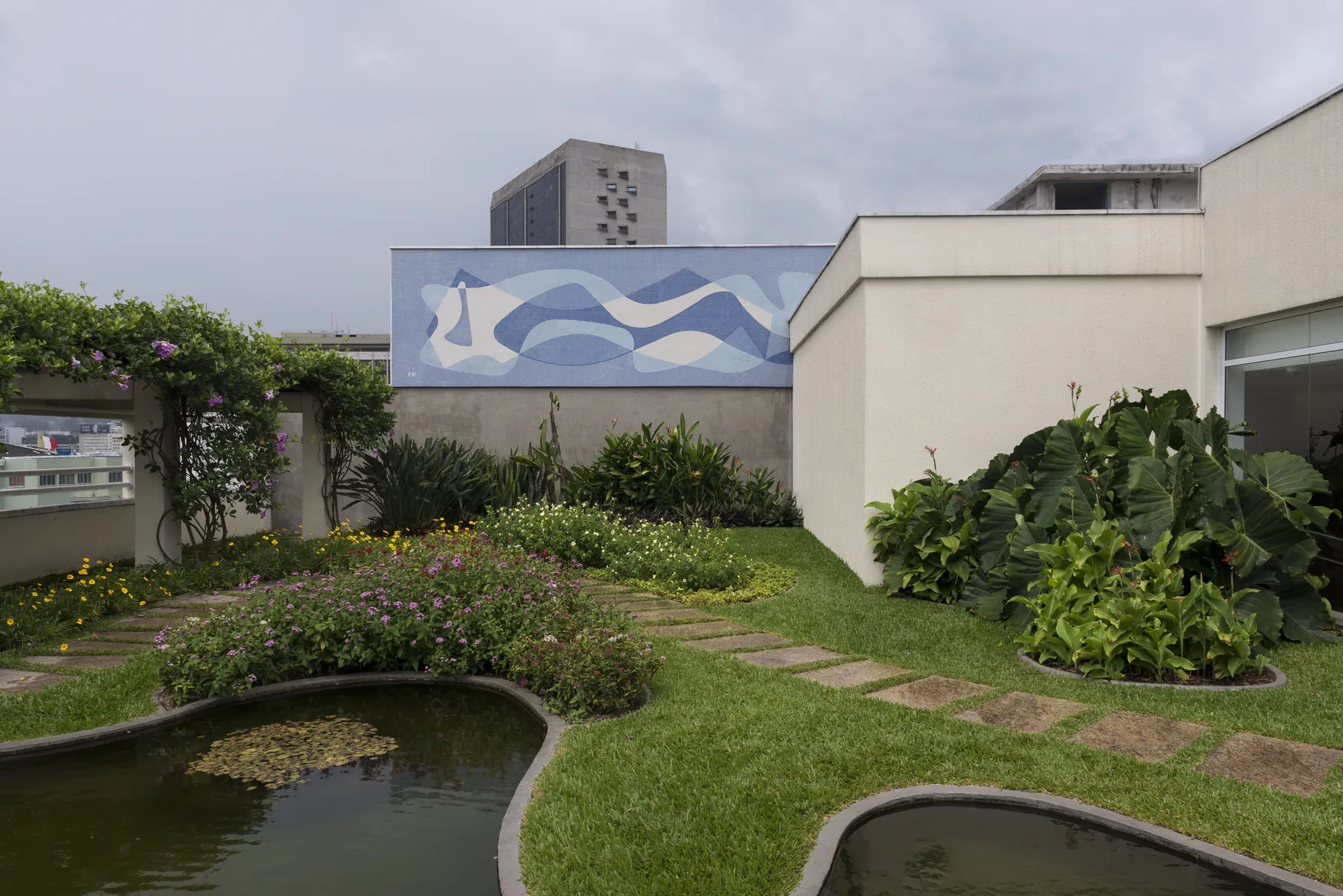 Painel em mosaico de Paulo Werneck executado no terraço-jardim do IRB, no Rio de Janeiro