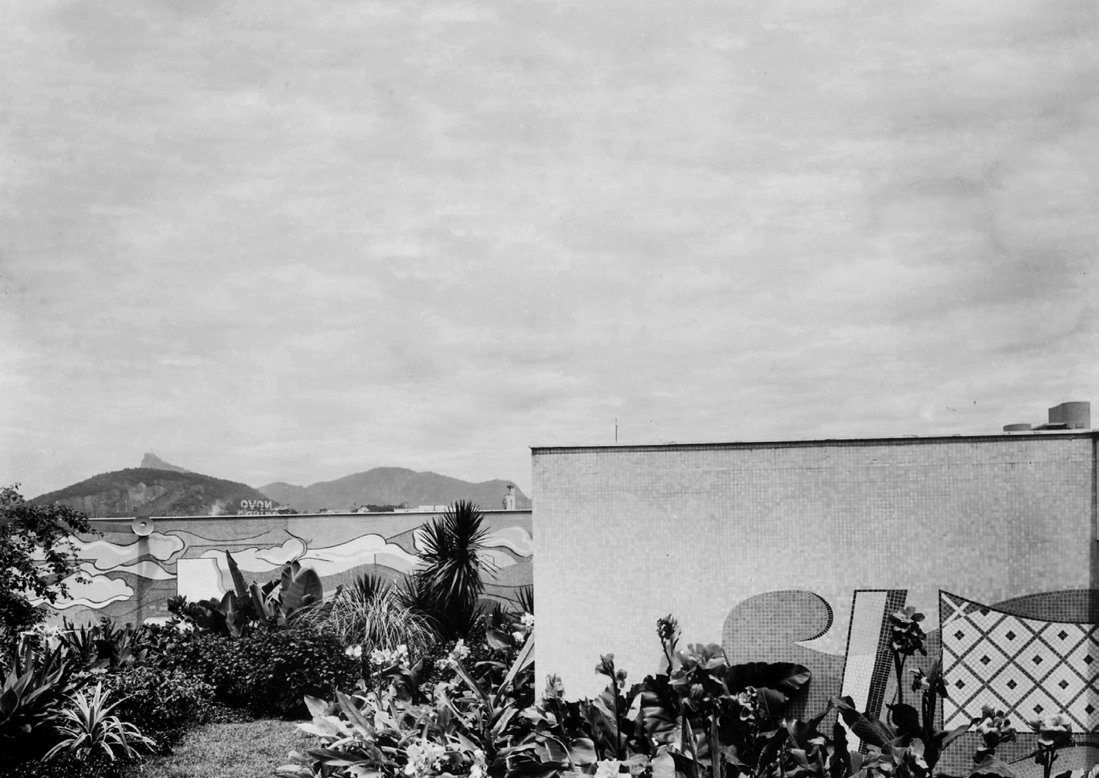 Terraço-jardim do Instituto de Resseguros do Brasil, no Rio de Janeiro: painéis em mosaico de Paulo Werneck e o Corcovado ao fundo, c. 1943